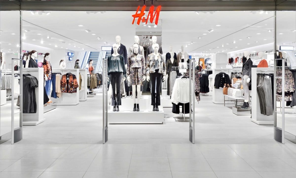 Вечеринки, кофе и премиум одежда: H&M запускает магазины нового формата