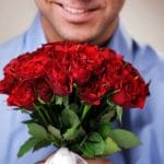 Мужчина купил все розы, чтобы раздать их бесплатно – видео