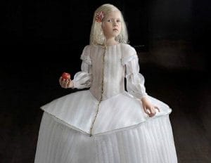 Художница сделала костюмы эпохи Ренессанса из пластика