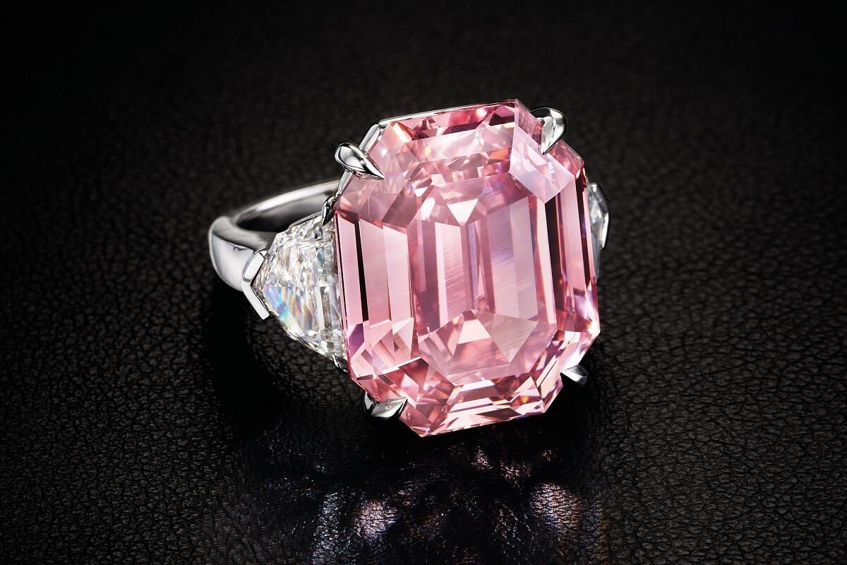 Уникальный розовый бриллиант продали за рекордную сумму