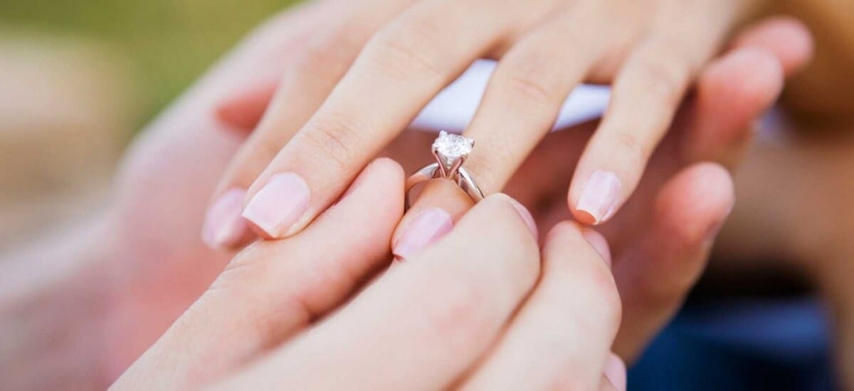Невеста стала знаменитой, показав фото с обручальным кольцом