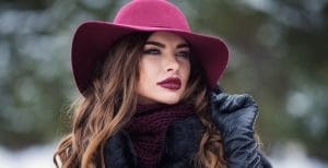Фэшн-блогер показал, как носить шляпу зимой