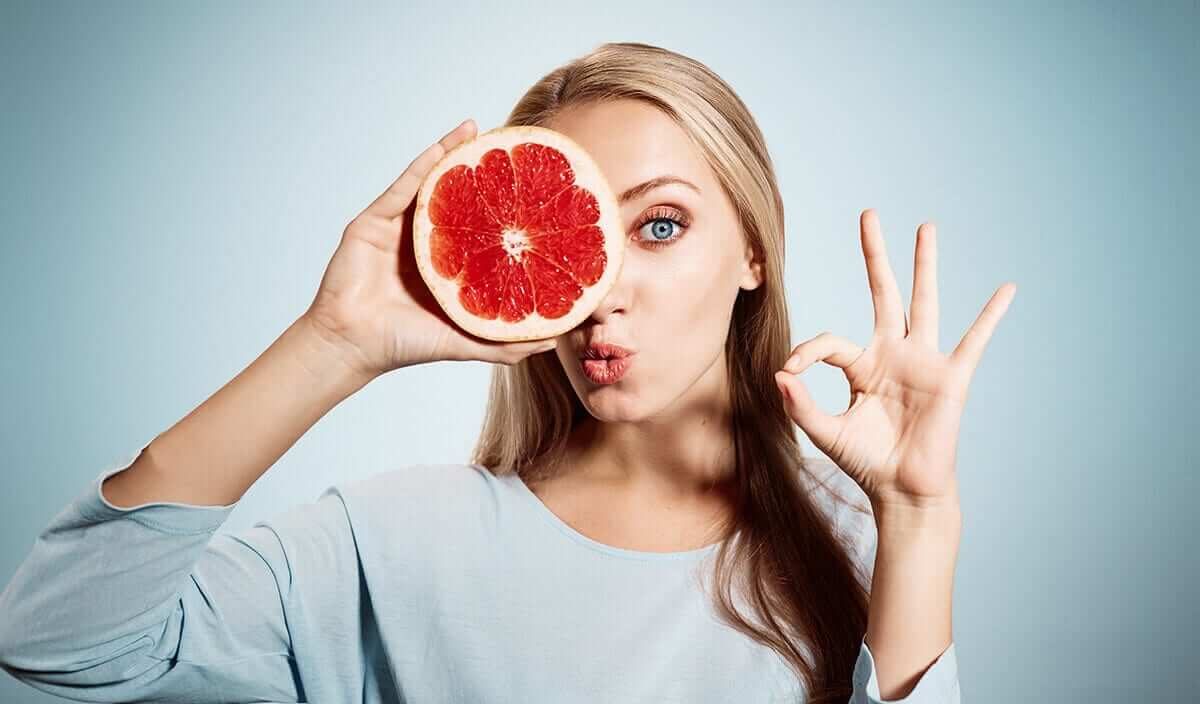 Девушка с фруктами