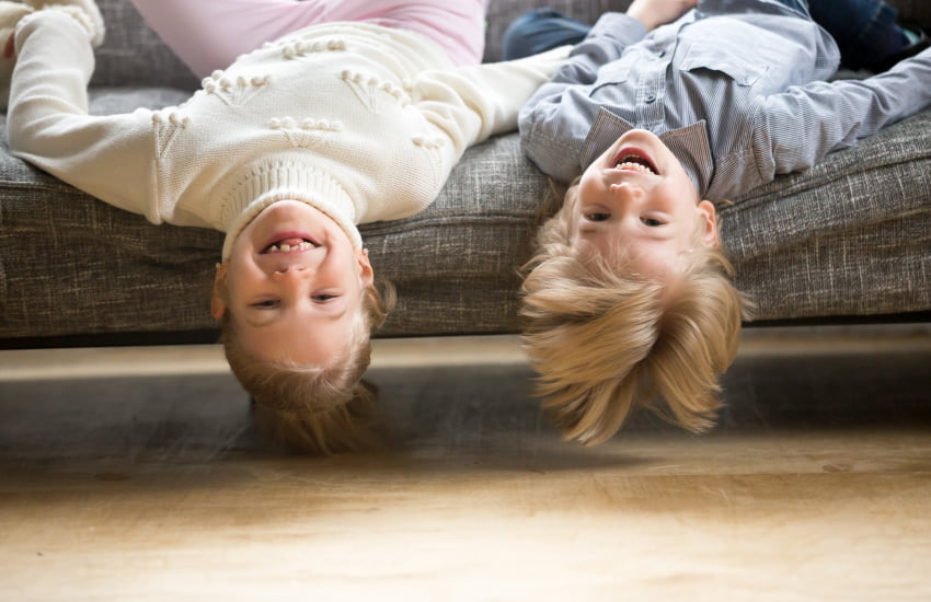 дети, диван, висеть вниз головой