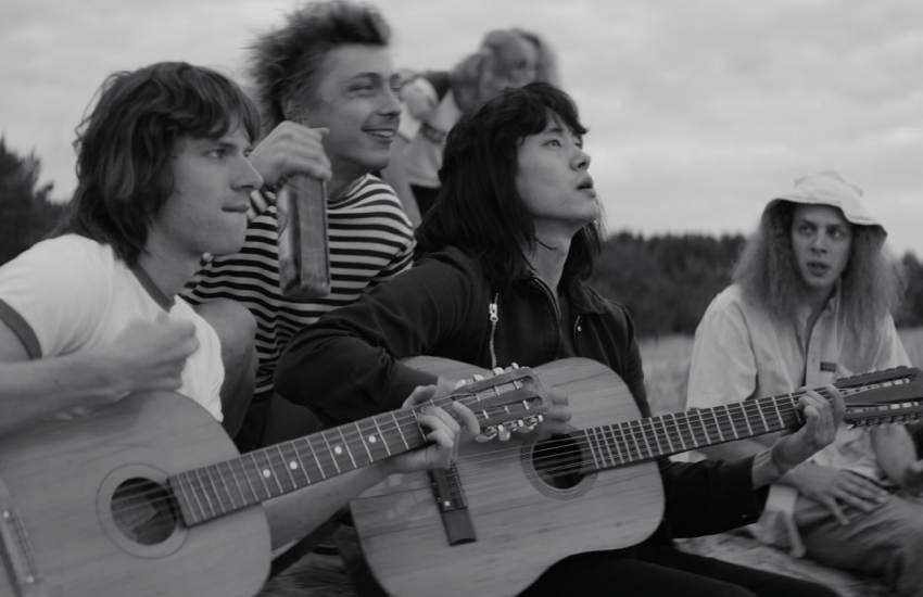 лето кадр из фильма виктор цой рома зверь черно-белое кино