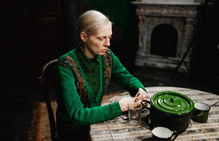 дылда кадр из фильма женщина блондинка 