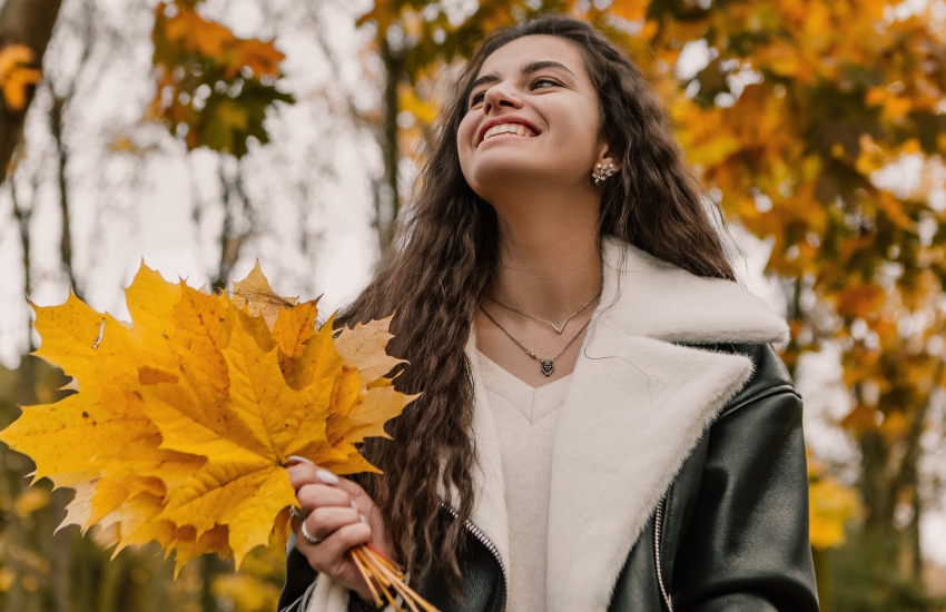 красивая девушка, дубленка, осенние листья