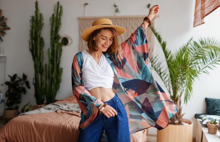 красивая девушка, яркое кимоно, спальня