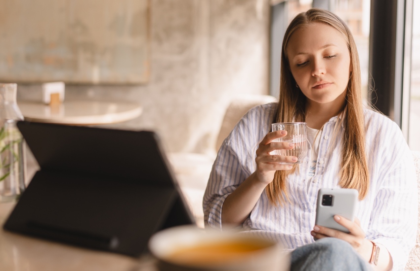 красивая девушка, стакан воды, телефон