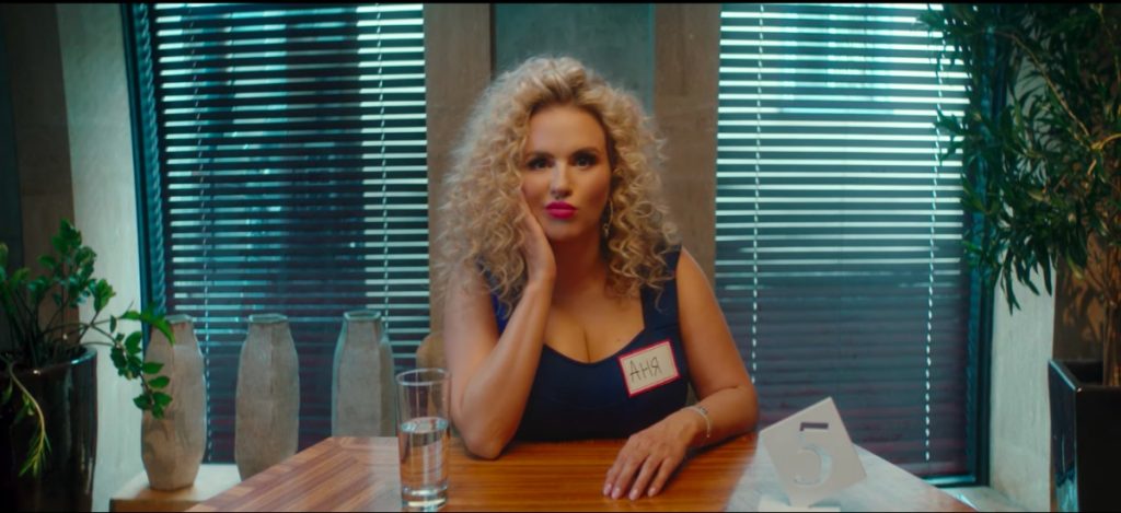 Анна Семенович ищет жениха в новом клипе «Секси Бомбочка»