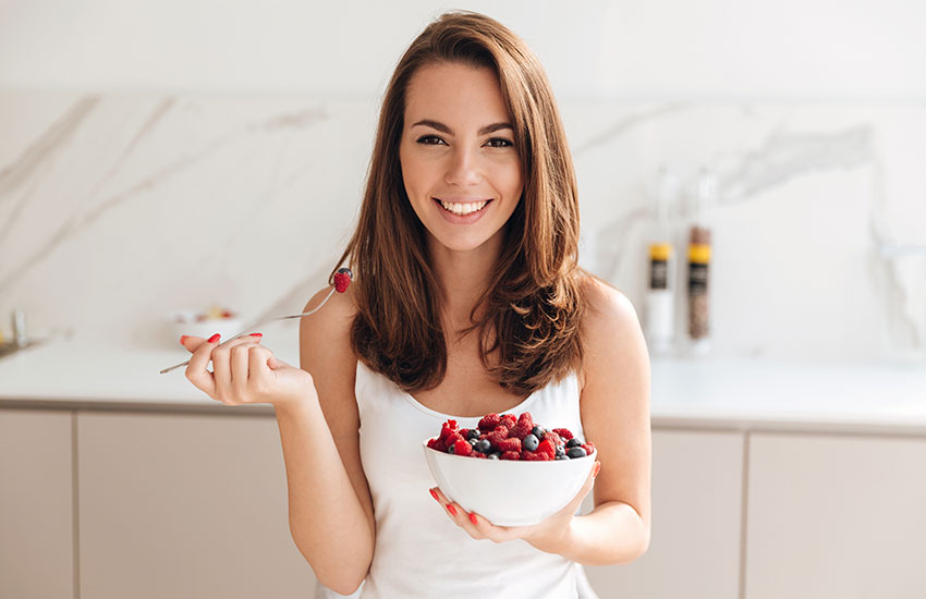 девушка есть ягоды