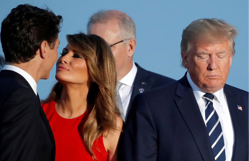 Поцелуй Мелании Трамп и премьер-министра Канады Джастина Трюдо рядом с президентом США Дональдом Трампом на саммите G7 в Биаррице. 