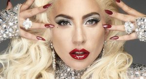 Леди Гага представила рождественскую коллекцию декоративной косметики