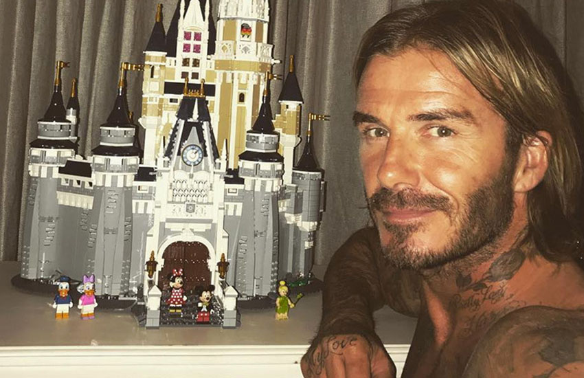 Дэвид Бекхэм на фоне диснеевского замка из «Лего», который он собирал целую неделю