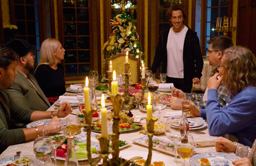 Поездатый Новый год Настя Ивлева Галкин Пугачева певица Zivert тревел-блогер Антон Птушкин модель Мария Миногарова Игорь Николаев с  Юлией Проскуряковой Александр Ревва с женой Анжеликой  Гарик Харламов 