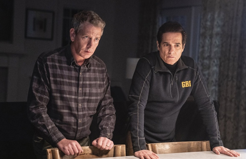 Сериал Чужак Джон Геттье, Марк Менчака, Бен Мендельсон, Дерек Сесил