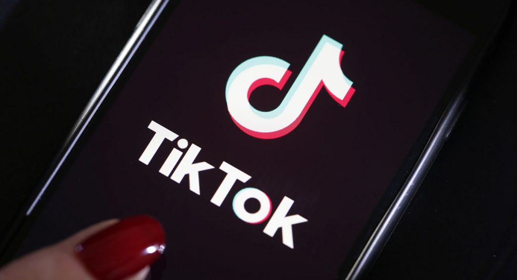 Цитрусовая хирургия и самый красивый бросок: TikTok назвал топ-10 самых популярных видео