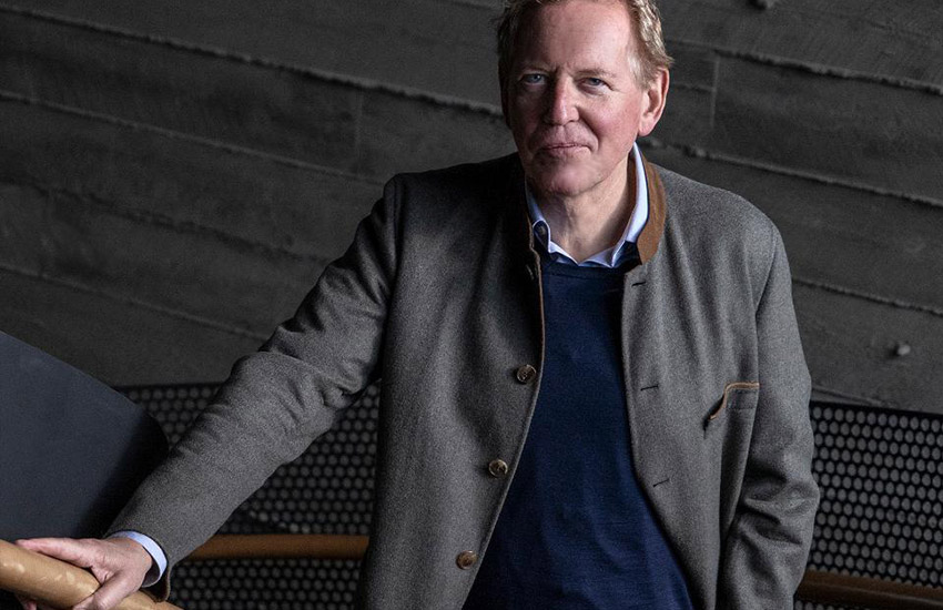 Канадец Энтони фон Мэндл – производитель алкогольного напитка White Claw ($3,5 миллиарда). Канадец Энтони фон Мэндл – производитель алкогольного напитка White Claw ($3,5 миллиарда).