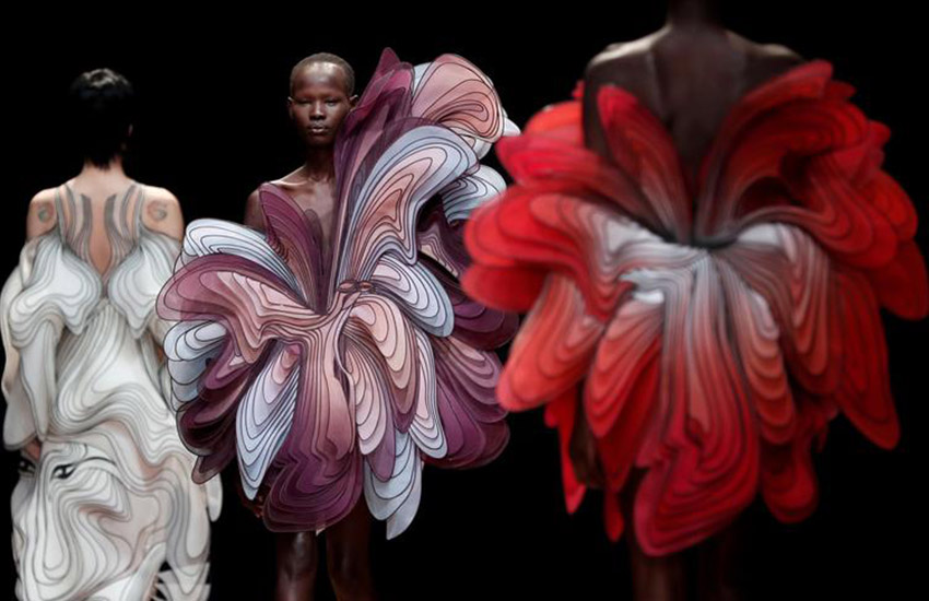 Голландский дизайнер Айрис ван Херпен представляет свою футуристическую коллекцию весна-лето в Париже. 21 января 2019 года. Фотограф – Бенуа Тессье.