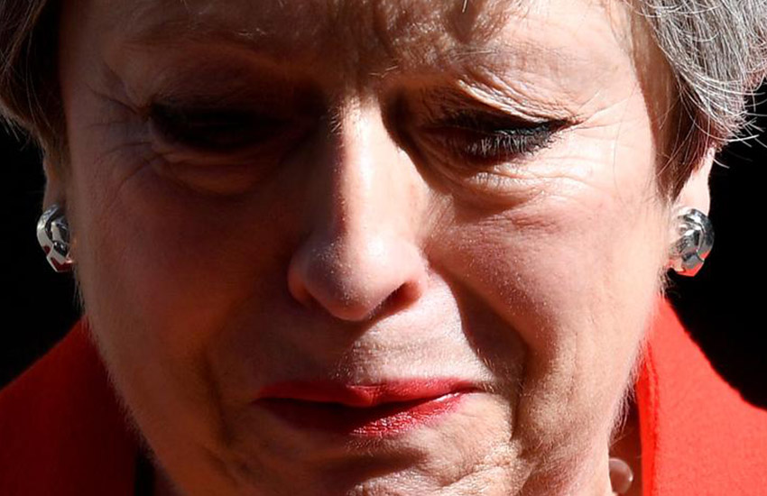 Британского премьер-министра Терезы Мэй со слезами на глазах объявила об отставке. 24 мая 2010 года. Фотограф – Тоби Мелвилл.