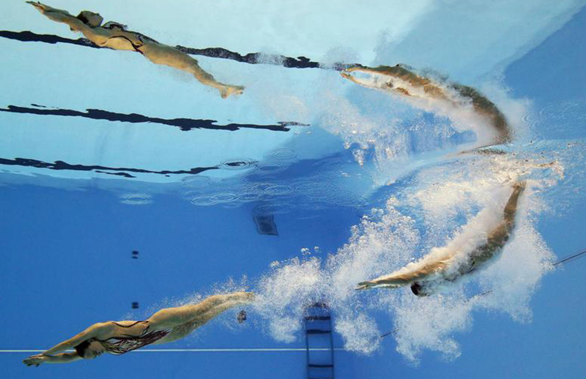 Британки-синхронистки Кейт Шотмэн и Изабель Торп во время соревнований на чемпионате мира по плаванию в Кванджу (Южная Корея). 