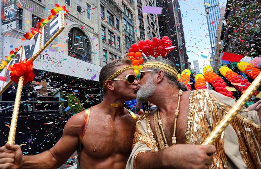 Поцелуй участников на всемирном прайд-параде в Нью-Йорке. 30 июня 2019 года. Фотограф – Джина Мун.