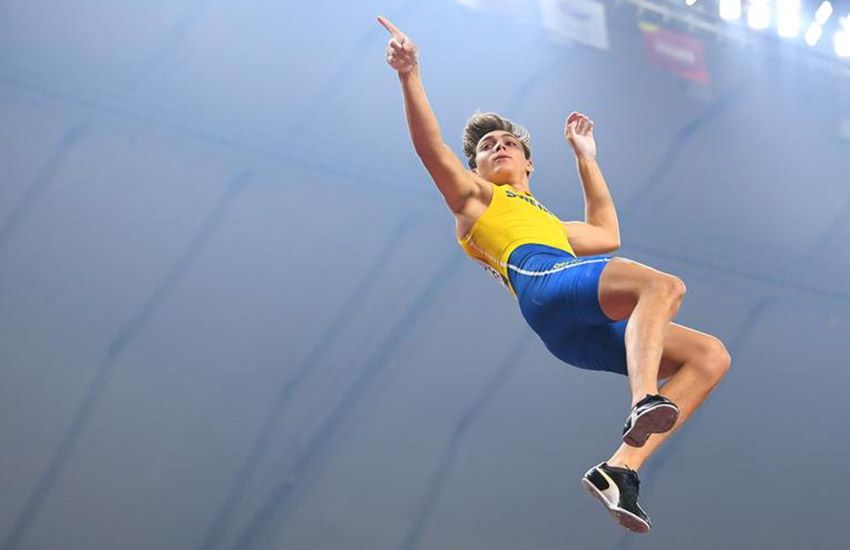 Финальный прыжок шведского легкоатлета Армана Дюплантиса на соревнованиях по прыжкам с шестом среди мужчин на чемпионате по легкой атлетике в Дохе, Катар. 