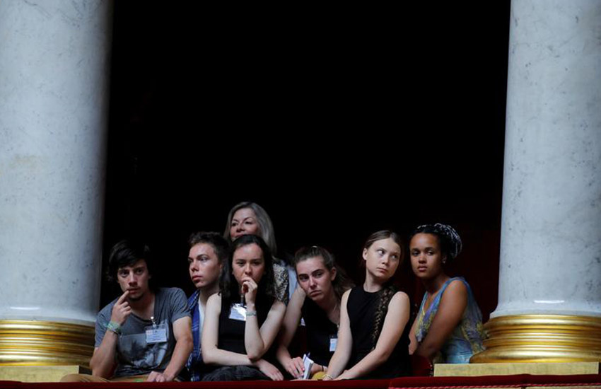 Шведская экологическая активистка Грета Тунберг (2-я справа) с французскими активистами движения «Молодежь за климат» на Национальной ассамблее в Париже. 