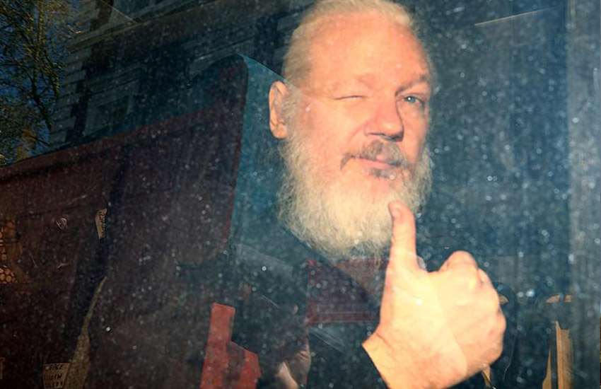 Основатель WikiLeaks Джулиан Ассанж прибыл в Вестминстерский магистратский суд Лондона после ареста по обвинению в компьютерном взломе и шпионаже. 