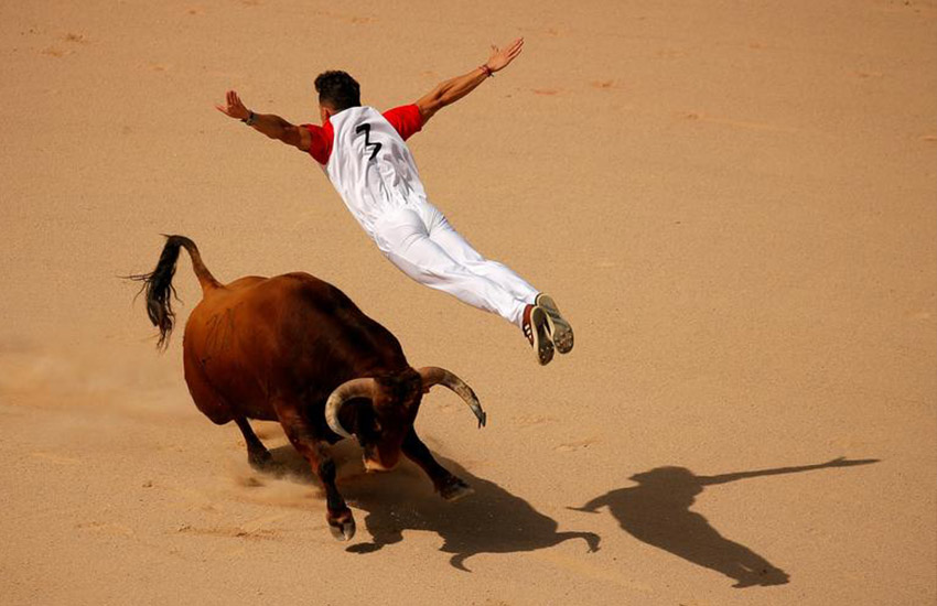 Тореадор, перелетающий через быка, на фестивале Сан-Фермин в Памплоне, Испания. 13 июля 2019 года. Фотограф – Джон Наска.