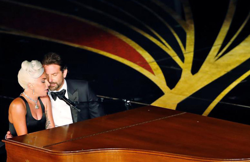 Леди Гага и Брэдли Купер исполняют песню Shallow на церемонии вручения премии «Оскар», Лос-Анджелес. 24 февраля 2019 года. Фото – Майк Блейк.