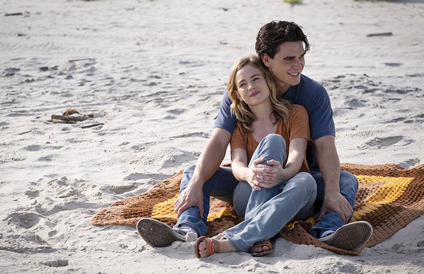 Верю в любовь Режиссер Эндрю Эрвин, Джон Эрвин. В главных ролях: Бритт Робертсон, Кей Джей Апа, Мелисса Роксбур, Гэри Синиз. Верю в любовь Режиссер Эндрю Эрвин, Джон Эрвин. В главных ролях: Бритт Робертсон, Кей Джей Апа, Мелисса Роксбур, Гэри Синиз.