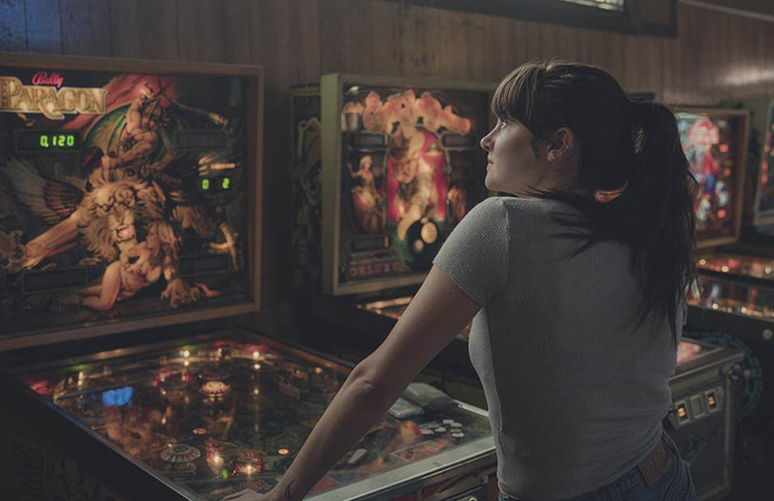 Любовь на троих Режиссер Дрейк Доримус. В главных ролях: Шейлин Вудли, Джейми Дорнан, Себастиан Стэн, Мэттью Грей Гублер Любовь на троих Режиссер Дрейк Доримус. В главных ролях: Шейлин Вудли, Джейми Дорнан, Себастиан Стэн, Мэттью Грей Гублер