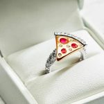 Domino’s выпустил обручальное кольцо в форме пиццы