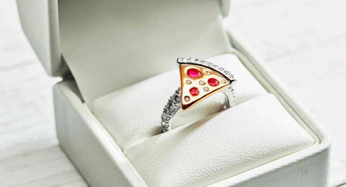 Domino’s выпустил обручальное кольцо в форме пиццы