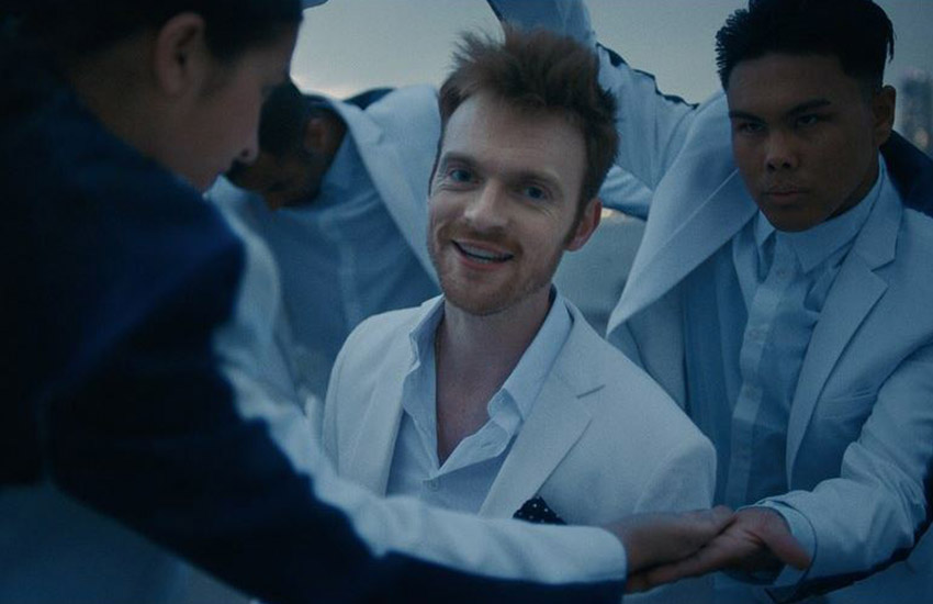 Финнеас О’Коннелл в клипе Let’s Fall In Love For The Night Финнеас О’Коннелл в клипе Let’s Fall In Love For The Night