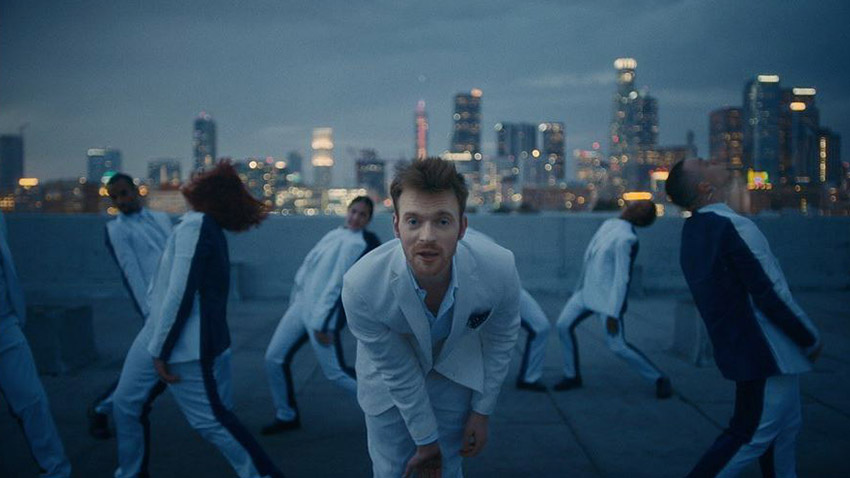 Финнеас О’Коннелл в клипе Let’s Fall In Love For The Night Финнеас О’Коннелл в клипе Let’s Fall In Love For The Night