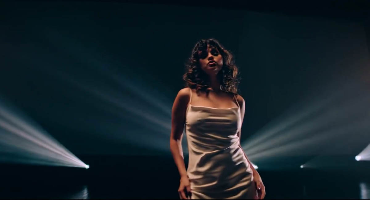 Селена Гомес выпустила клип «Dance Again» и тематический мерч к нему