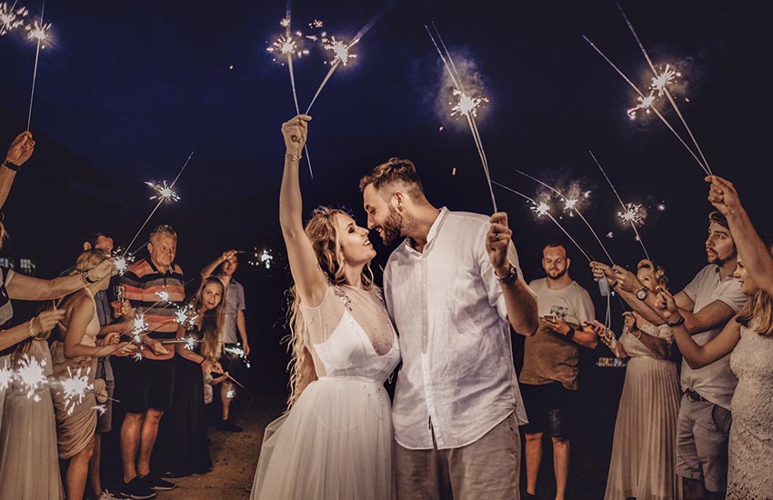 жених невеста свадьба гости на свадьбе фейерверк 