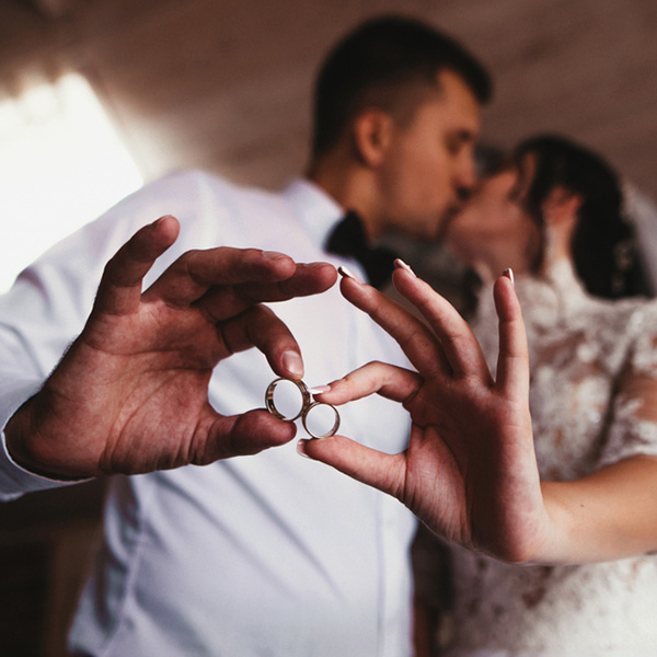 Синтеринг: 5 причин выбрать комбинированные кольца для свадьбы