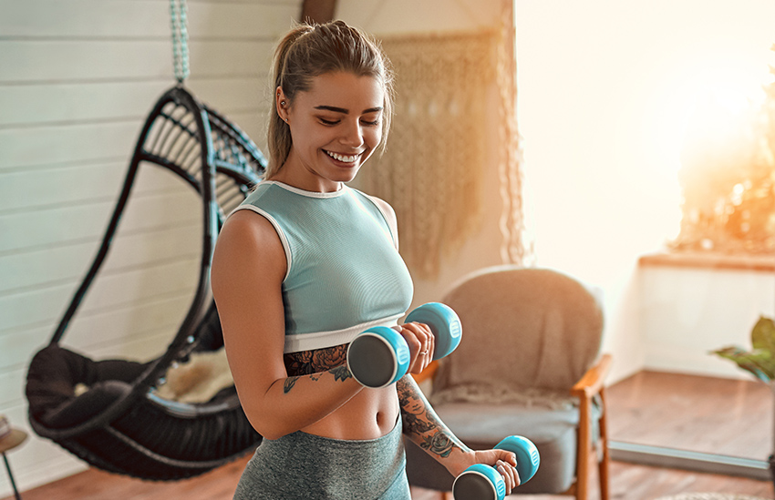 спортивная девушка, гантели, фитнес