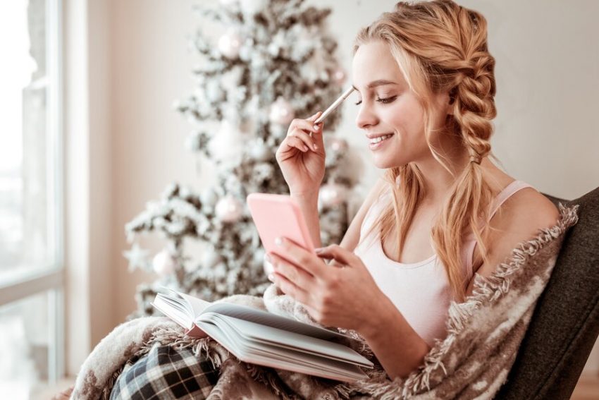 девушка составляет список, новый год, цели на год