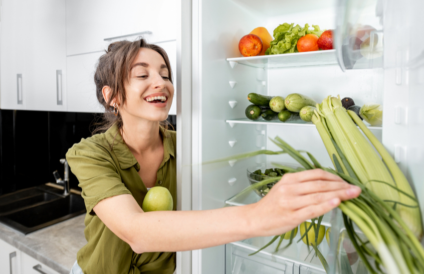 девушка. холодильник, здоровое питание, похудение