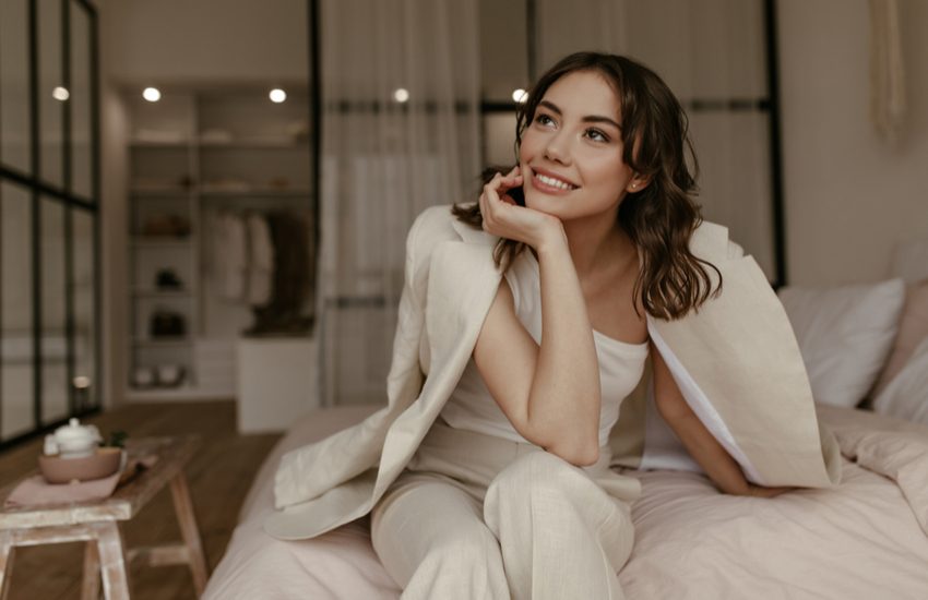 стильная девушка, светлый костюм