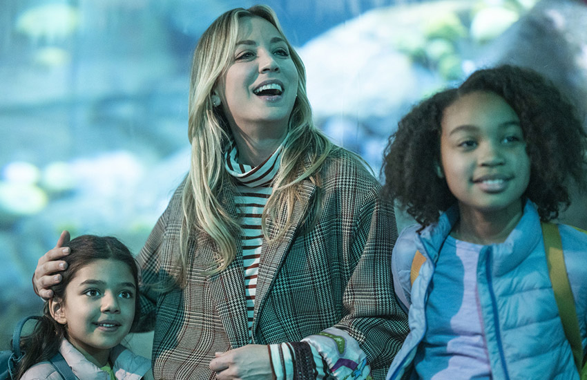 Кейли Куоко, кадр из сериала, Бортпроводница, комедийные сериалы, что посмотреть, советы, сериалы к 1 апреля