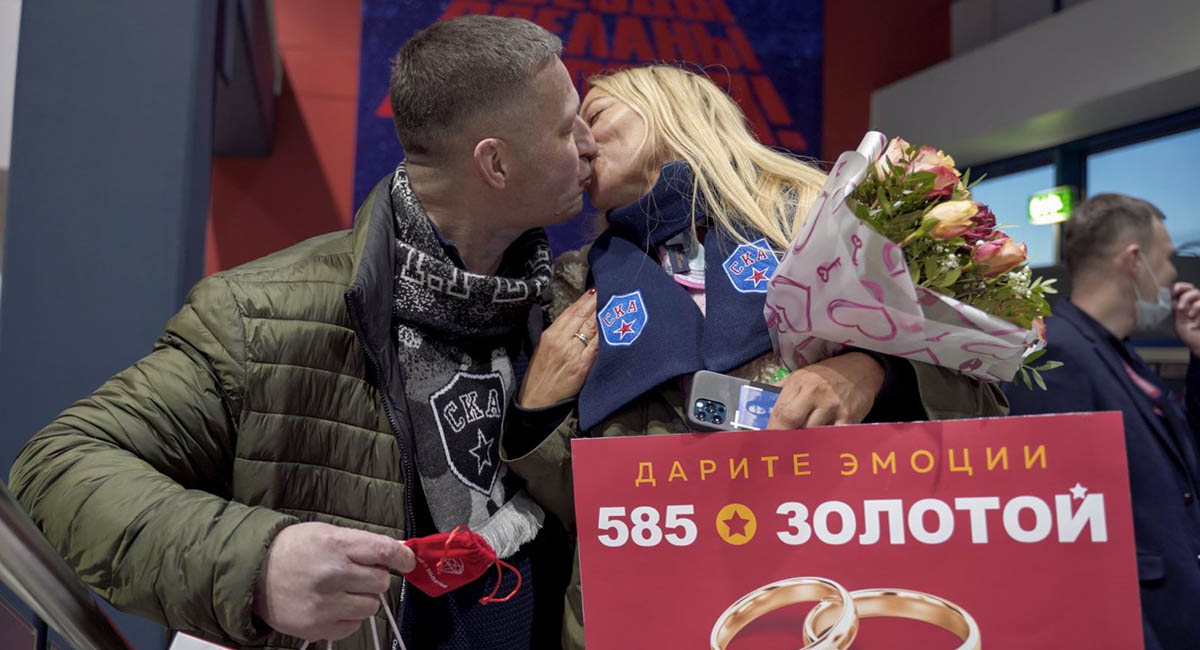 Петербуржец сделал предложение своей девушке на хоккейном матче