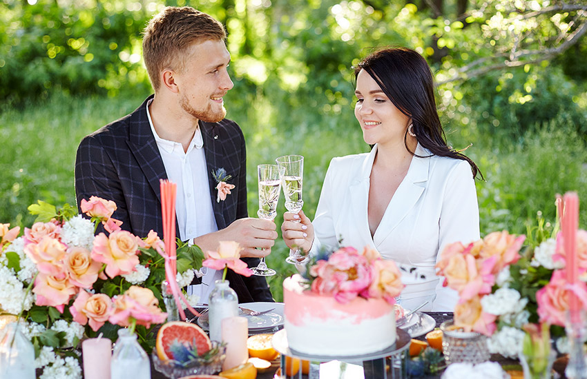 Летние свадебные прически с цветами и эффектным макияжем