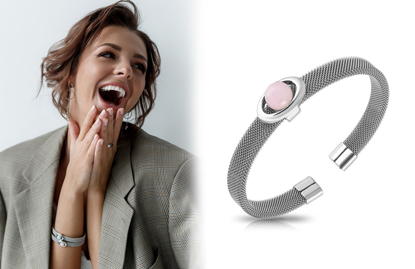 осень 2021, тренды, мода, советы стилиста, стиль, жесткий браслет, аксессуары, розовый кварц