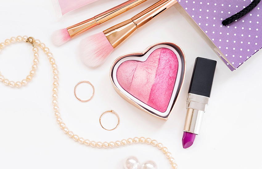 хайлайтер с блёстками, лишнее в косметичке, осень 2021, советы визажиста, мода, бьюти