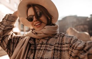 Спроси стилиста: как носить солнечные очки с осенними луками